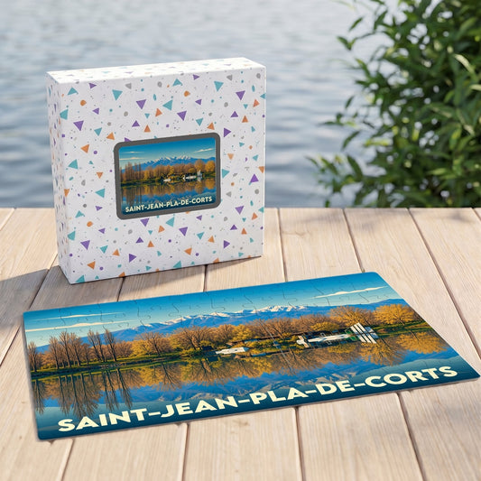 Puzzle souvenir de la ville de Saint-Jean-Pla-de-Corts avec une illustration de son lac et des montagnes.