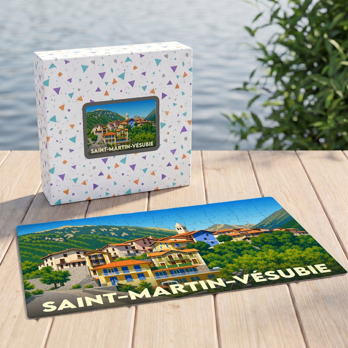 Puzzle souvenir de la ville de Saint-Martin-Vésubie avec une illustration colorée et stylisée du village niché dans les montagnes.