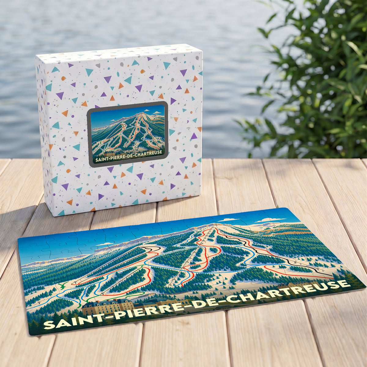Puzzle souvenir de la ville de Saint-Pierre-de-Chartreuse illustrant un plan des pistes de ski sur sa boîte et ses pièces.