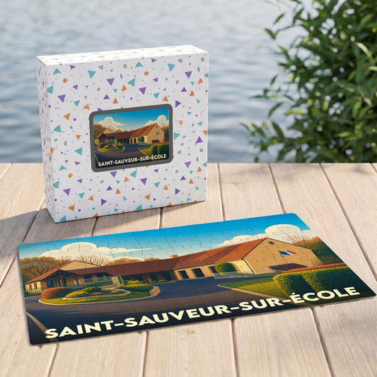Puzzle souvenir de la ville de Saint-Sauveur-sur-École avec une illustration stylisée de sa mairie.