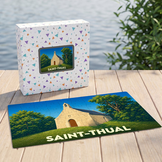 Puzzle souvenir de la ville de Saint-Thual illustrant une chapelle sous un ciel bleu.