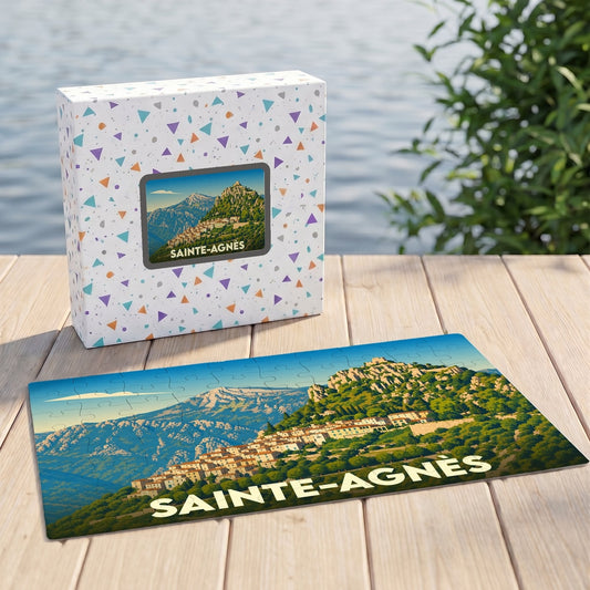 Puzzle souvenir de la ville de Sainte-Agnès avec une illustration de son village perché en montagne.