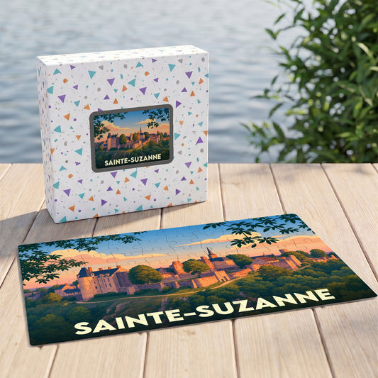 Puzzle souvenir de la ville de Sainte-Suzanne avec une illustration stylisée d'un château médiéval au coucher du soleil.