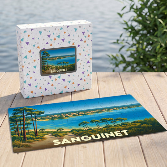 Puzzle souvenir de la ville de Sanguinet avec une illustration stylisée d'un paysage lacustre.