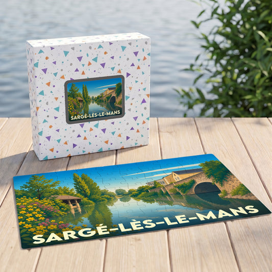 Puzzle souvenir de Sargé-lès-le-Mans avec une illustration de paysage fluvial stylisée.