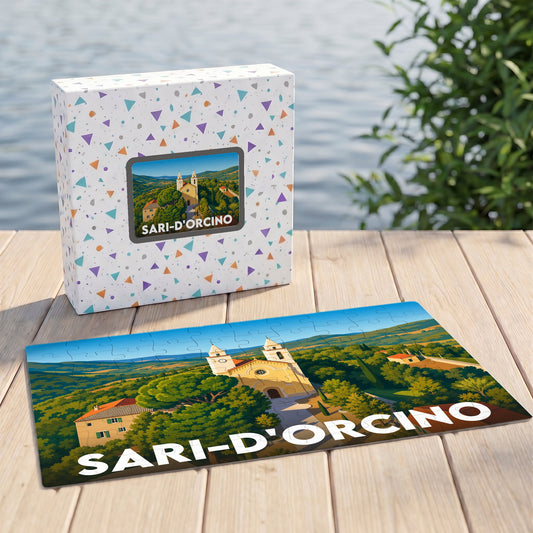 Puzzle souvenir de la ville de Sari-d'Orcino avec une illustration stylisée de son église et de son paysage vallonné.