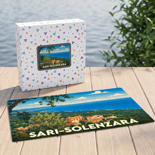 Puzzle souvenir de la ville de Sari-Solenzara avec une illustration stylisée d'un paysage côtier corse.