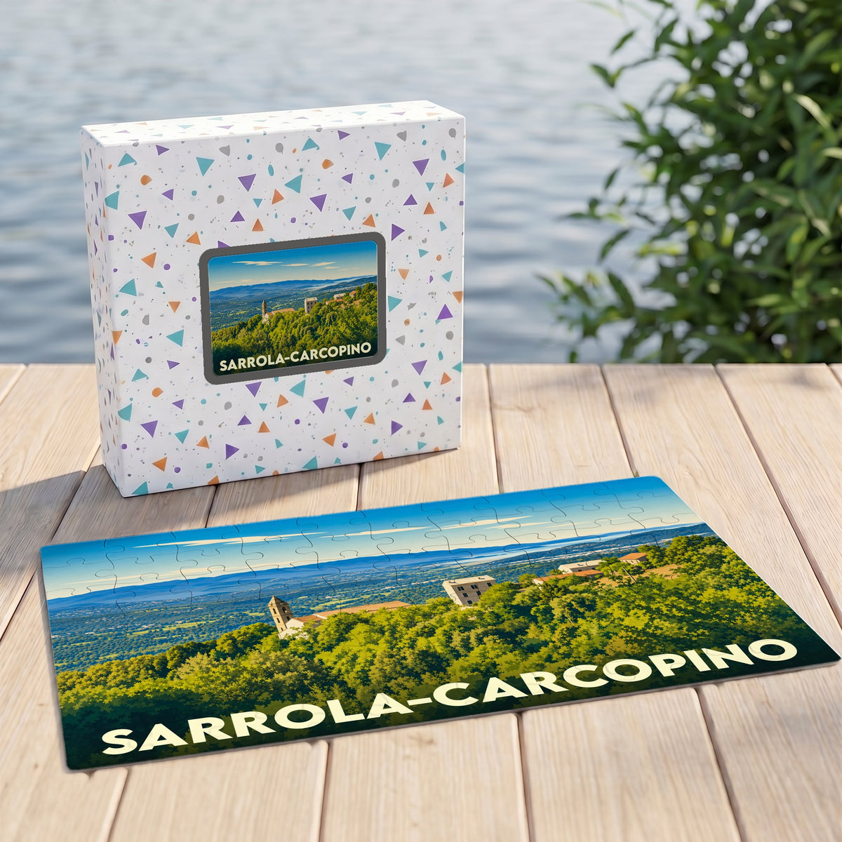 Puzzle souvenir de la ville de Sarrola-Carcopino représentant un paysage verdoyant avec une illustration stylisée.