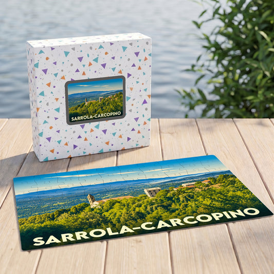 Puzzle souvenir de la ville de Sarrola-Carcopino représentant un paysage verdoyant avec une illustration stylisée.