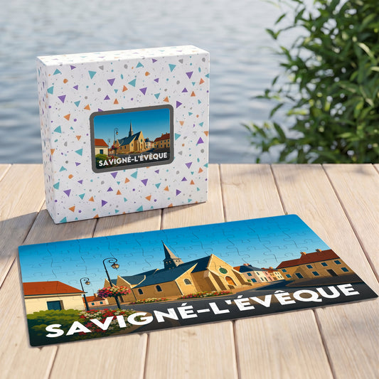 Puzzle souvenir de la ville de Savigné-l'Évêque avec une illustration stylisée.
