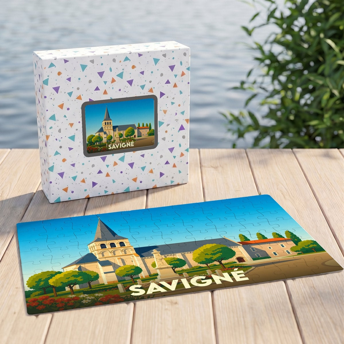 Puzzle souvenir de la ville de Savigné avec une illustration stylisée de son église et de sa place.
