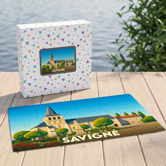 Puzzle souvenir de la ville de Savigné avec une illustration stylisée de son église et de sa place.