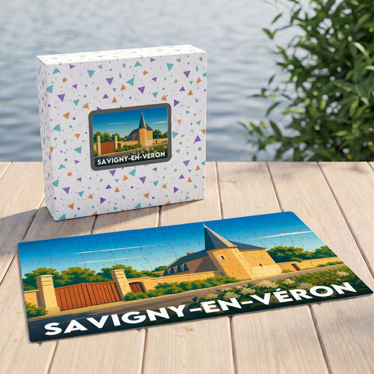 Puzzle souvenir de la commune de Savigny-en-Véron avec une illustration stylisée et colorée.