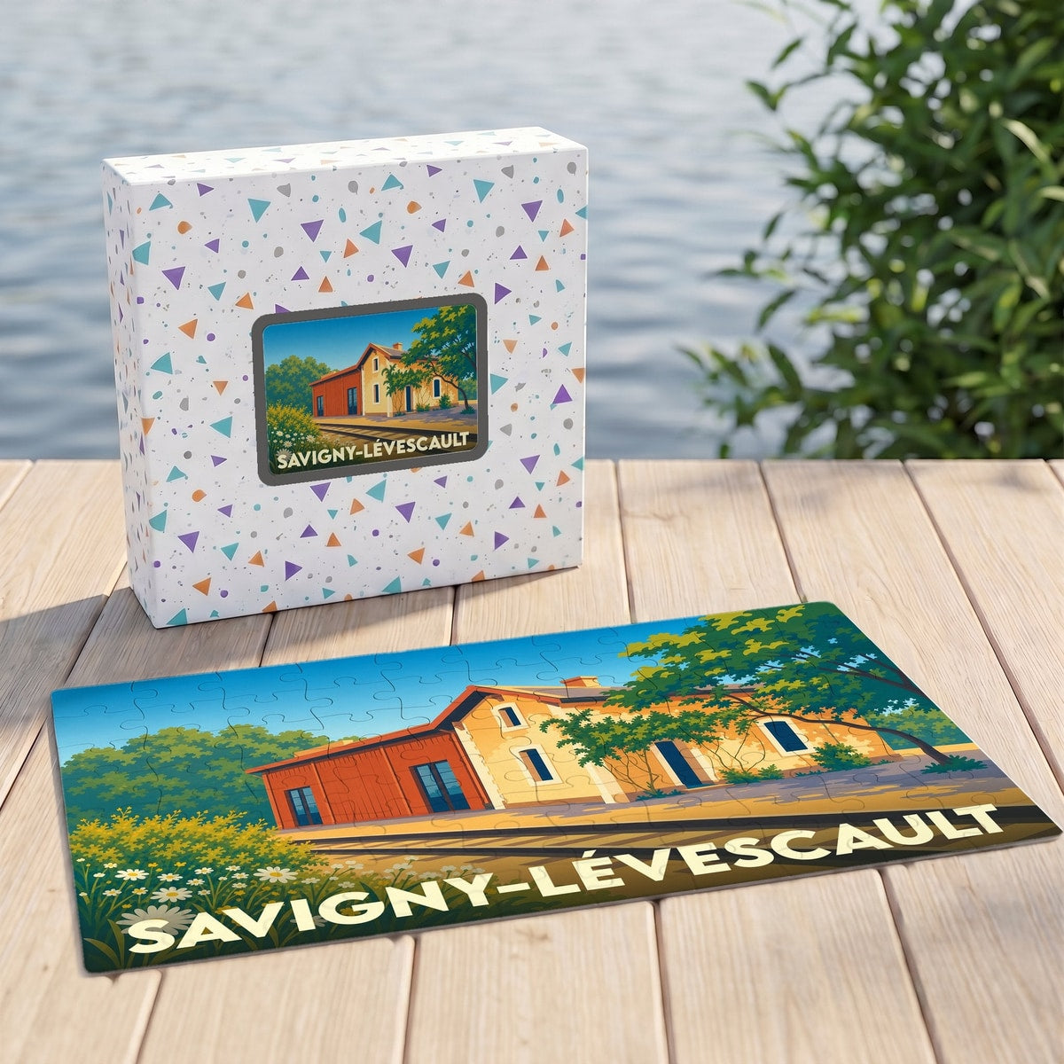 Puzzle souvenir de la ville de Savigny-Lévescault avec une illustration stylisée d'un bâtiment ensoleillé.
