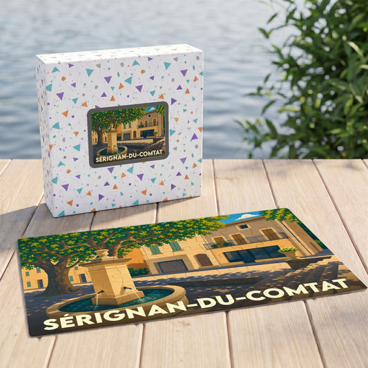 Puzzle souvenir de la ville de Sérignan-du-Comtat avec une illustration stylisée d'une place provençale et de sa fontaine.