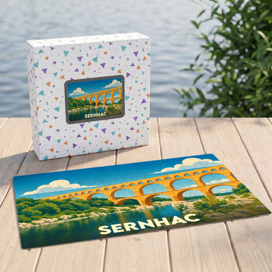 Puzzle souvenir de la ville de Sernhac illustrant un pont à arches au-dessus d'une rivière.