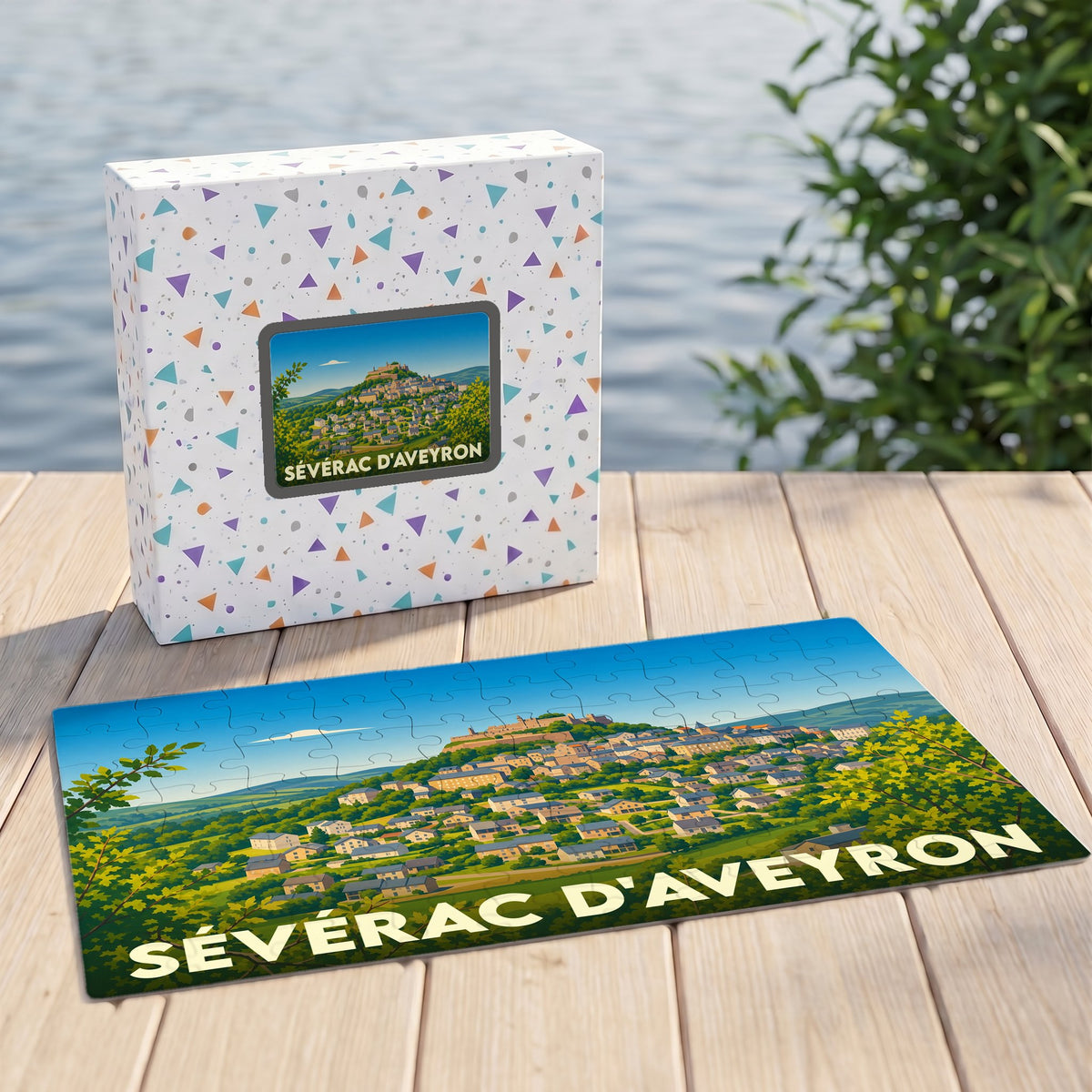 Puzzle souvenir de la ville de Sévérac d'Aveyron avec une illustration stylisée et colorée de la cité.