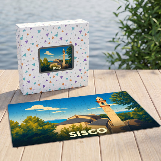 Puzzle souvenir de la ville de Sisco avec une illustration stylisée de son église et de son clocher.