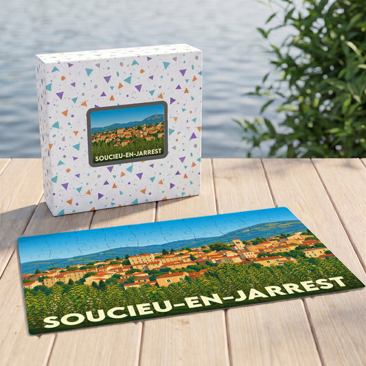 Puzzle souvenir de la ville de Soucieu-en-Jarrest avec une illustration stylisée d'un paysage urbain provençal.