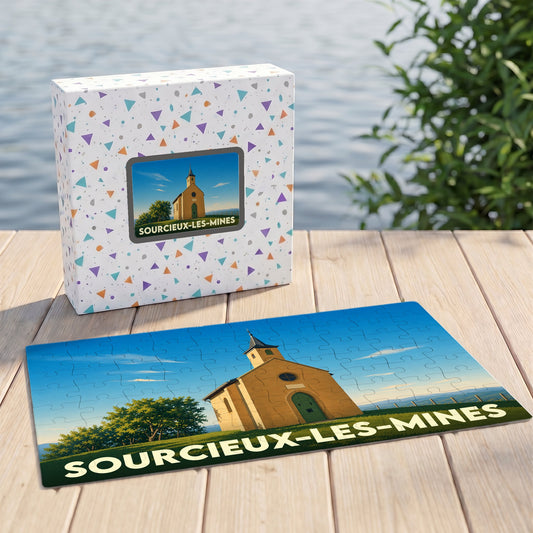Puzzle souvenir de la ville de Sourcieux-les-Mines représentant une chapelle sous un ciel bleu.