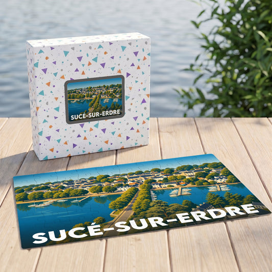 Puzzle souvenir de la ville de Sucé-sur-Erdre avec une illustration stylisée de son port et de ses bords de l'Erdre.