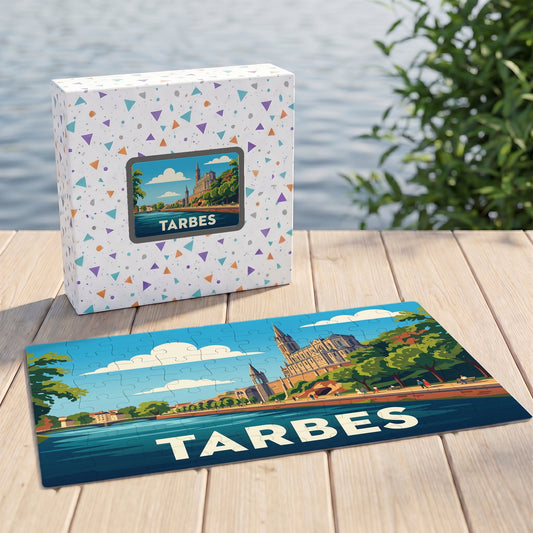 Puzzle souvenir de la ville de Tarbes présentant une illustration stylisée des bords de l'Adour et de la cathédrale.