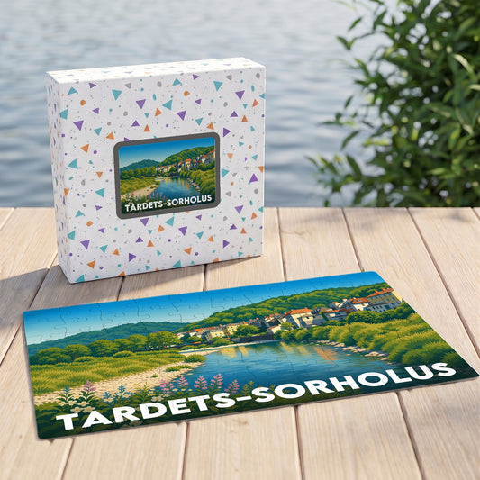 Puzzle souvenir de la ville de Tardets-Sorholus illustrant un paysage fluvial paisible avec des habitations traditionnelles.