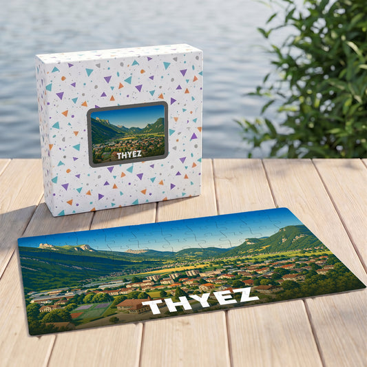 Puzzle souvenir de la ville de Thyez avec une illustration panoramique de la vallée et des montagnes.