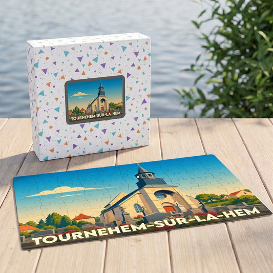 Puzzle souvenir de la ville de Tournehem-sur-la-Hem avec une illustration stylisée d'une église sous un ciel bleu.