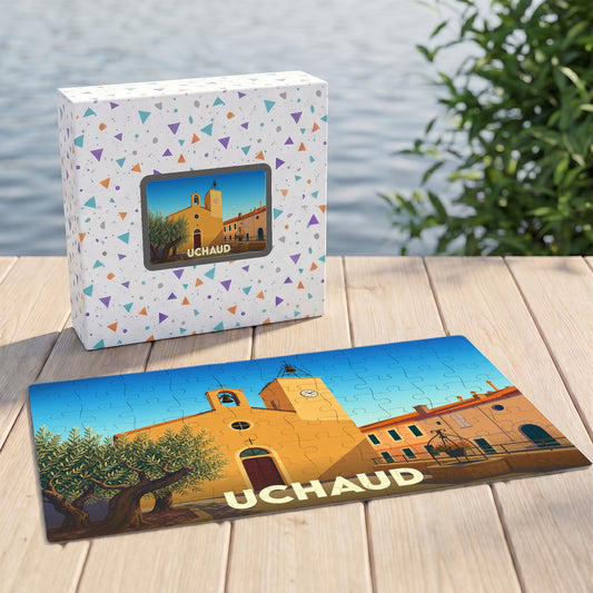 Puzzle souvenir de la ville d'Uchaud représentant une illustration ensoleillée de son église et de ses façades.