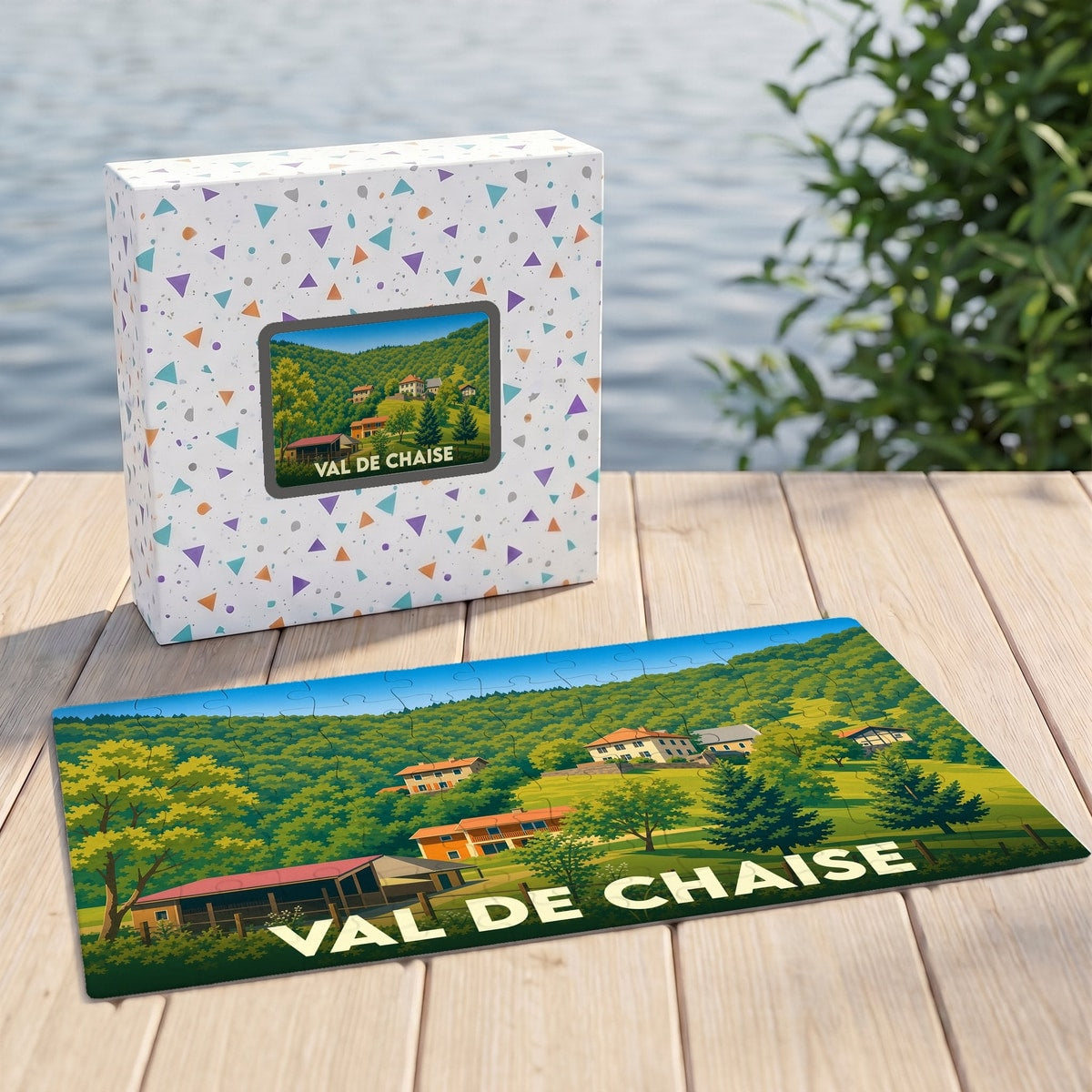 Puzzle souvenir de la ville de Val de Chaise avec une illustration stylisée de son paysage vallonné.