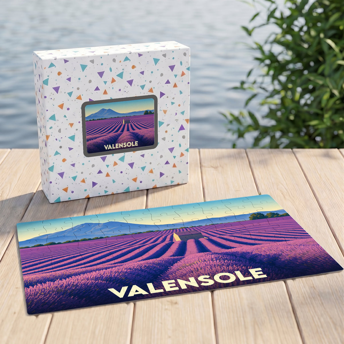 Puzzle souvenir de la ville de Valensole avec une illustration stylisée de champs de lavande.