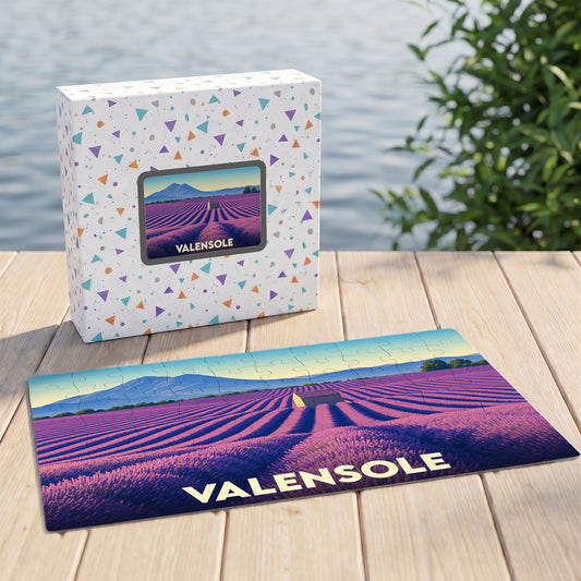 Puzzle souvenir de la ville de Valensole avec une illustration stylisée de champs de lavande.