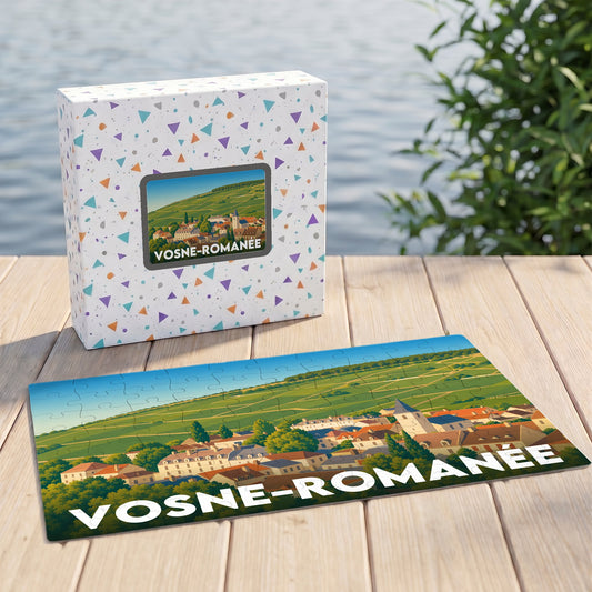 Puzzle souvenir de la ville de Vosne-Romanée avec une illustration stylisée d'un paysage de vignobles.