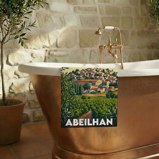 Serviette de bain souvenir de la ville d’Abeilhan avec une illustration stylisée.