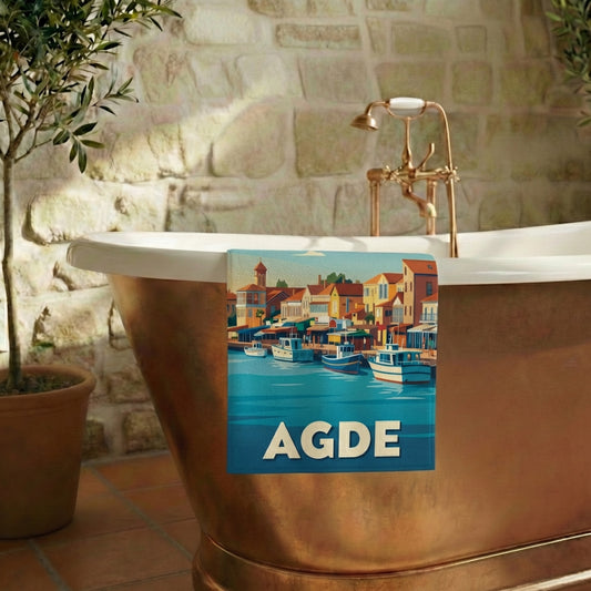 Serviette de bain souvenir de la ville d'Agde avec une illustration stylisée de son port.