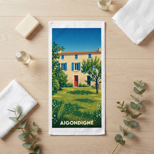 Serviette de bain souvenir de la ville d'Aigondigné avec une illustration stylisée d'une maison de campagne ensoleillée.