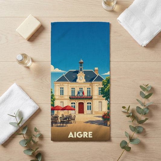 Serviette de bain souvenir de la ville d'Aigre avec une illustration stylisée de sa mairie.