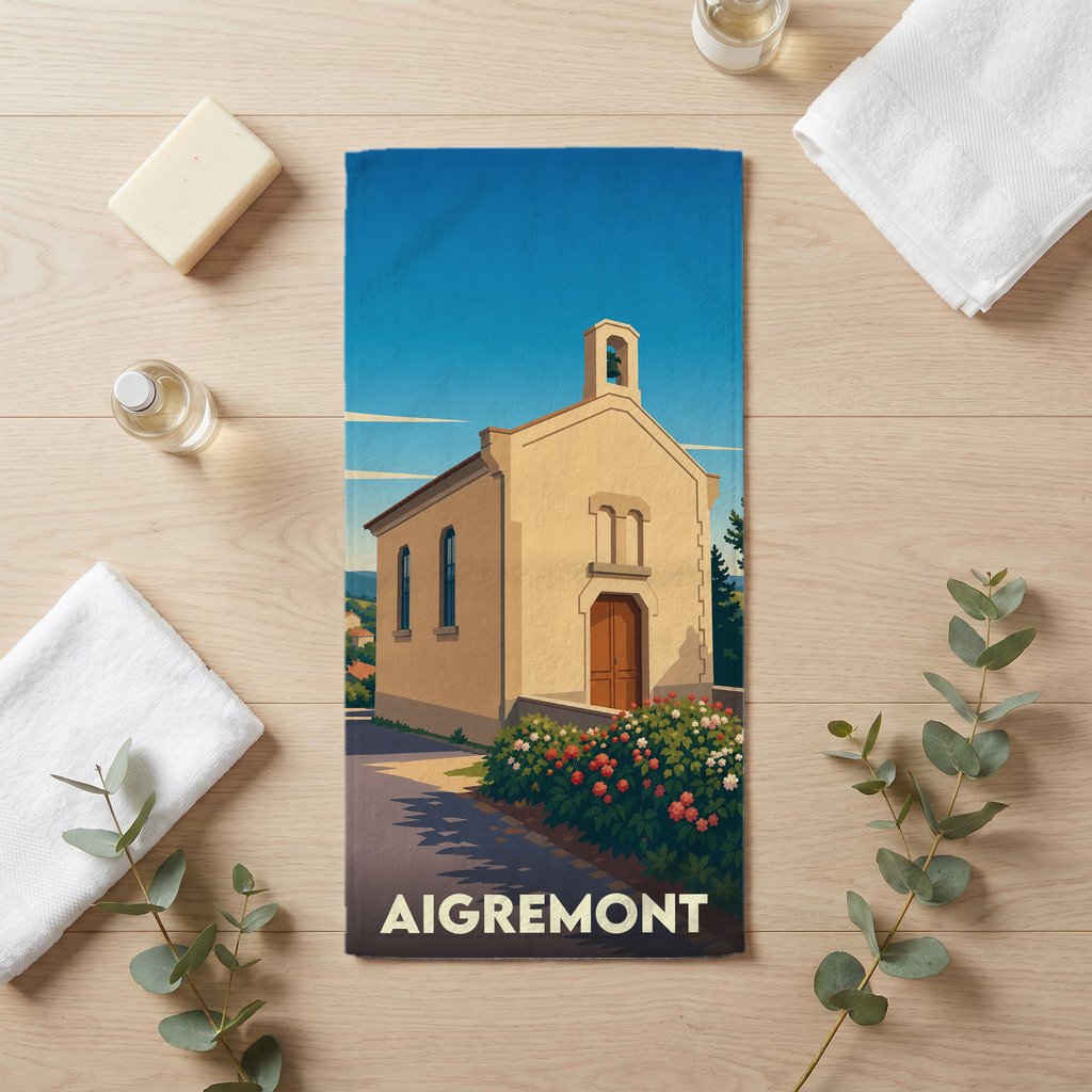 Serviette de bain souvenir de la ville d'Aigremont avec une illustration stylisée d'une chapelle.