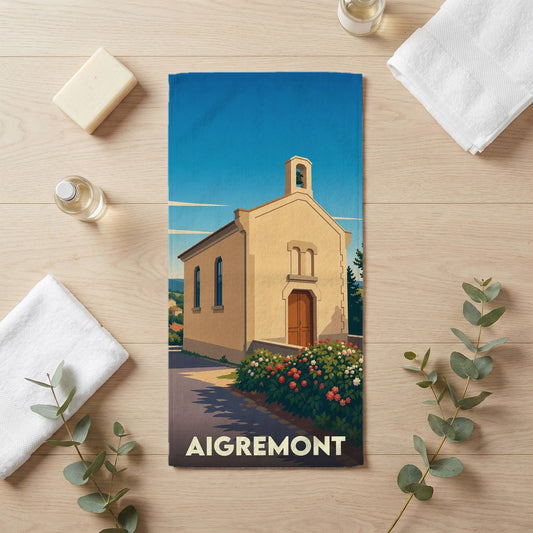 Serviette de bain souvenir de la ville d'Aigremont avec une illustration stylisée d'une chapelle.