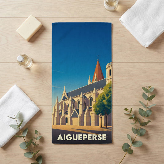 Serviette de bain souvenir de la ville d'Aigueperse avec une illustration stylisée de son église.