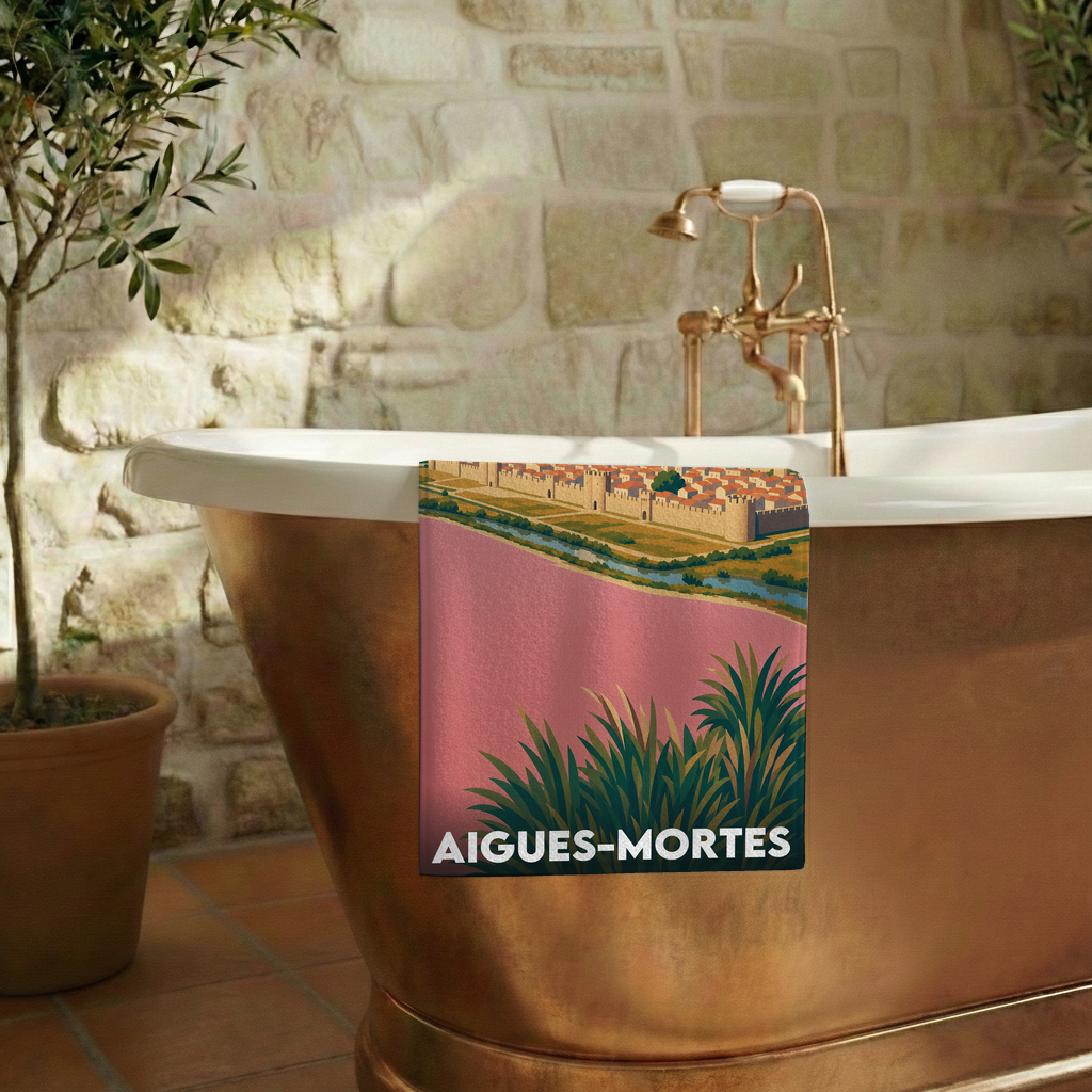 Serviette de bain souvenir de la ville d'Aigues-Mortes avec une illustration stylisée.