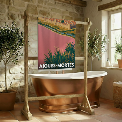 Serviette de bain souvenir de la ville de Aigues-Mortes avec une illustration stylisée.