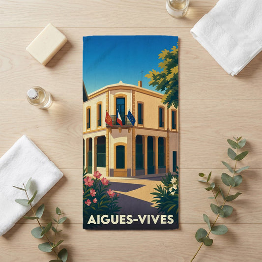 Serviette de bain souvenir de la ville d'Aigues-Vives avec une illustration stylisée de l'hôtel de ville.