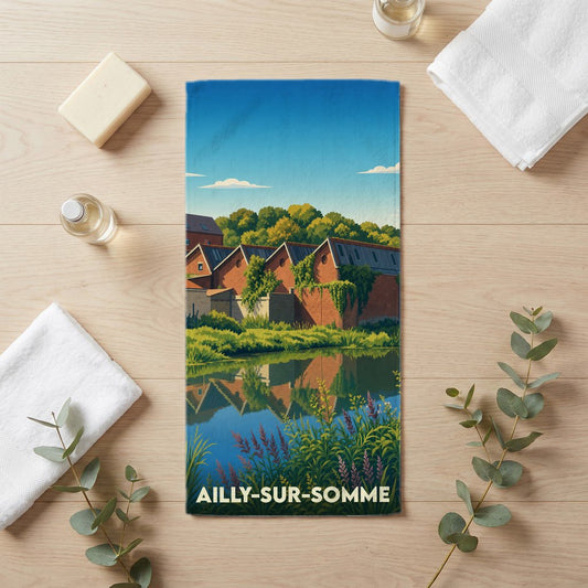 Serviette de bain souvenir de la ville d'Ailly-sur-Somme illustrée d'un paysage de bord de rivière stylisé.