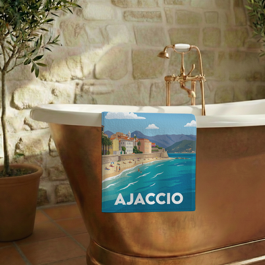 Serviette de bain souvenir de la ville d'Ajaccio avec une illustration stylisée du littoral.