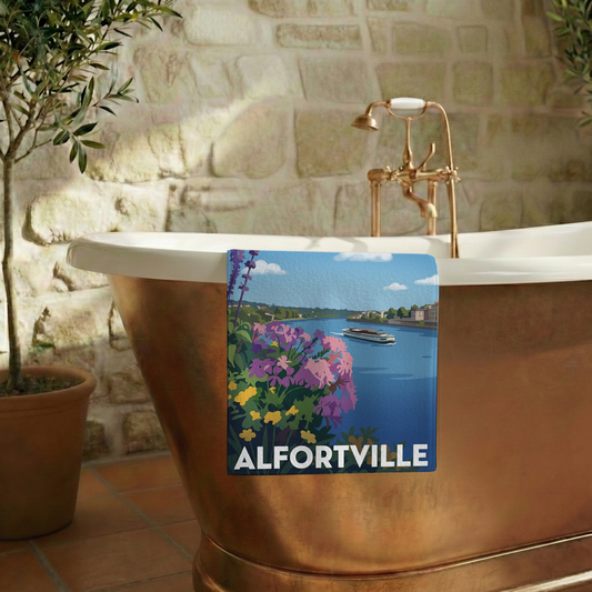 Serviette de bain souvenir de la ville d'Alfortville avec une illustration stylisée d'un paysage fluvial.