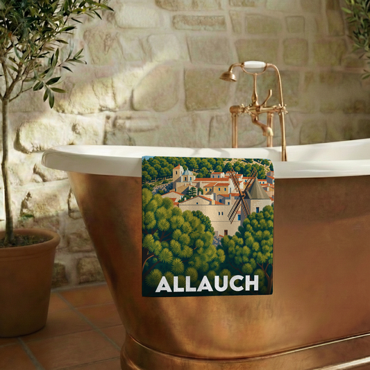 Serviette de bain souvenir de la ville d'Allauch avec une illustration stylisée.