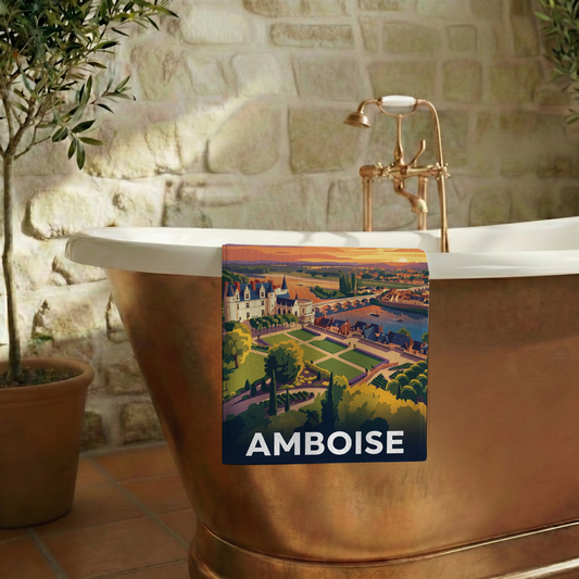 Serviette de bain souvenir de la ville d'Amboise avec une illustration stylisée.
