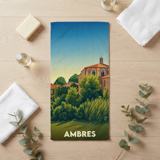 Serviette de bain souvenir de la ville de Ambres avec une illustration stylisée d'un village occitan.